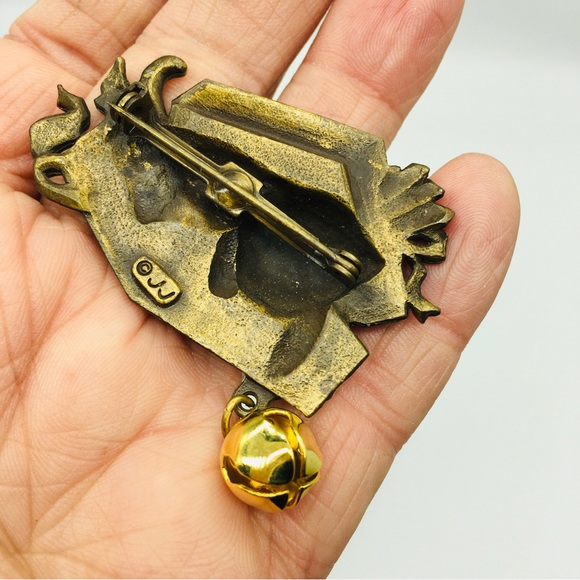 JJ Signed Kitty Cat In Gift Present Box Articulated Bell Pin Christmas Brooch - Picture 3 of 6